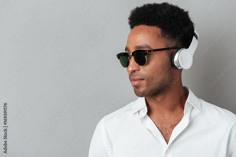Fototapeta premium Close up portrait of a young african man in sunglasses