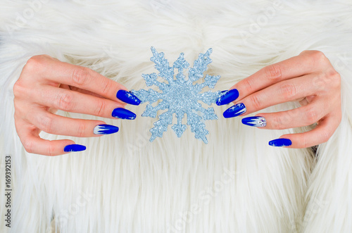 Φωτογραφία Beautiful nail decorations for your Christmas and New Year parties