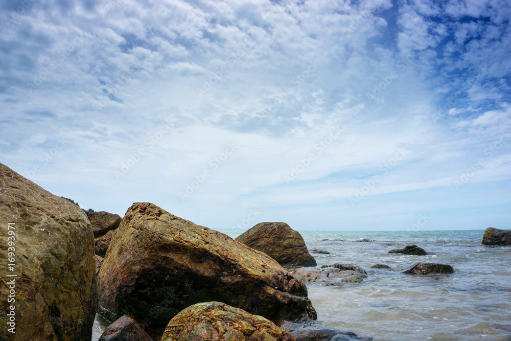 Φωτογραφία Beautiful seascape scenery on Sea Beach with Stones sea on beach, view point of Hat Hin Ngam, Nakron Si Thammarat , Thailand