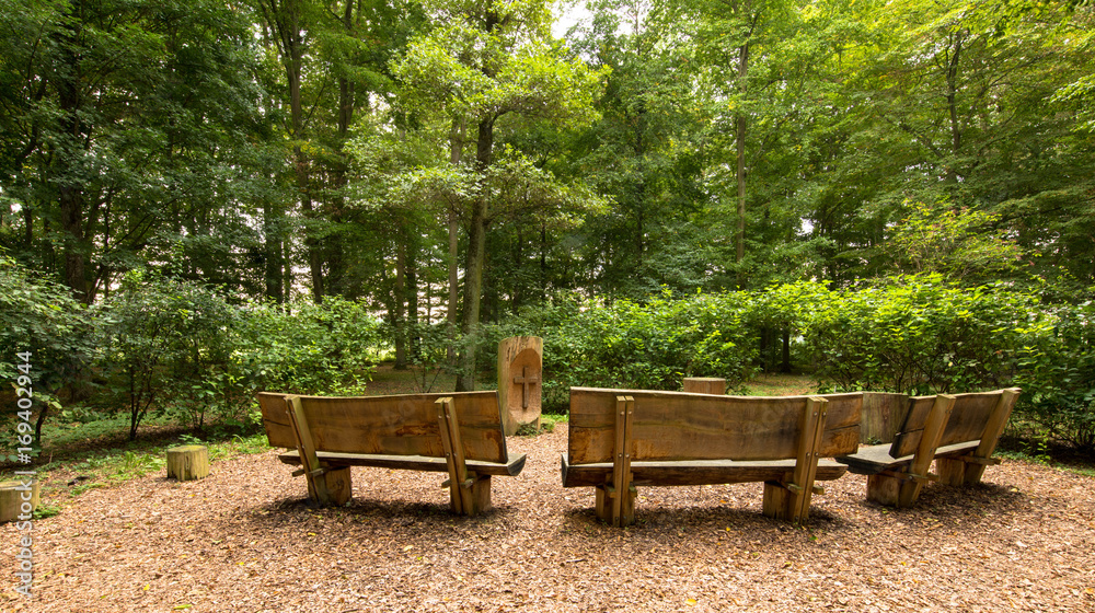Altar und Holzbänke im Bestattungswald