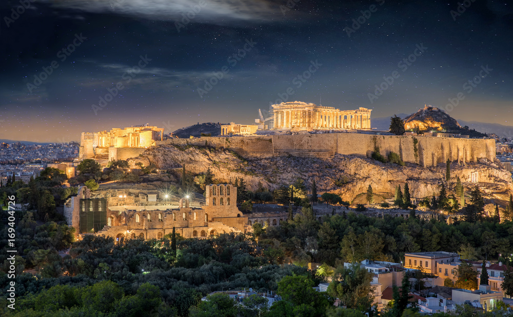 Die Akropolis von Athen mit Sternenhimmel bei Nacht, Griechenland