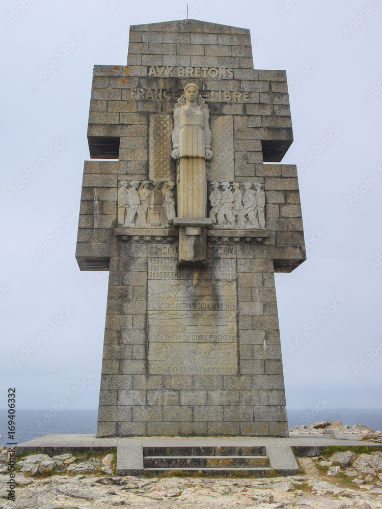 Obraz premium Monumento a los soldados caídos en la II Guerra Mundial / Monument to fallen soldiers in World War II. Punta de Pen-hir. Bretaña. Francia