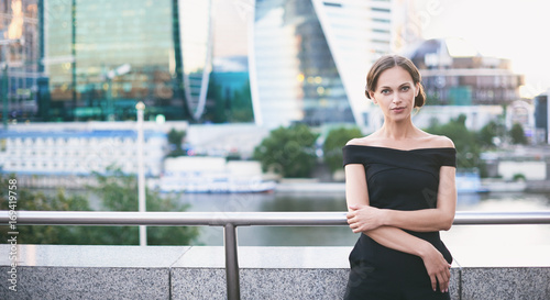 Free Download Pretty woman in the city - GFXLoad