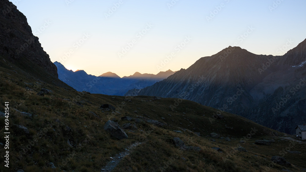 alba presso il rifugio Vittorio Sella - nel parco nazionale del Gran Paradiso alba presso il rifugio Vittorio Sella - nel parco nazionale del Gran Paradiso