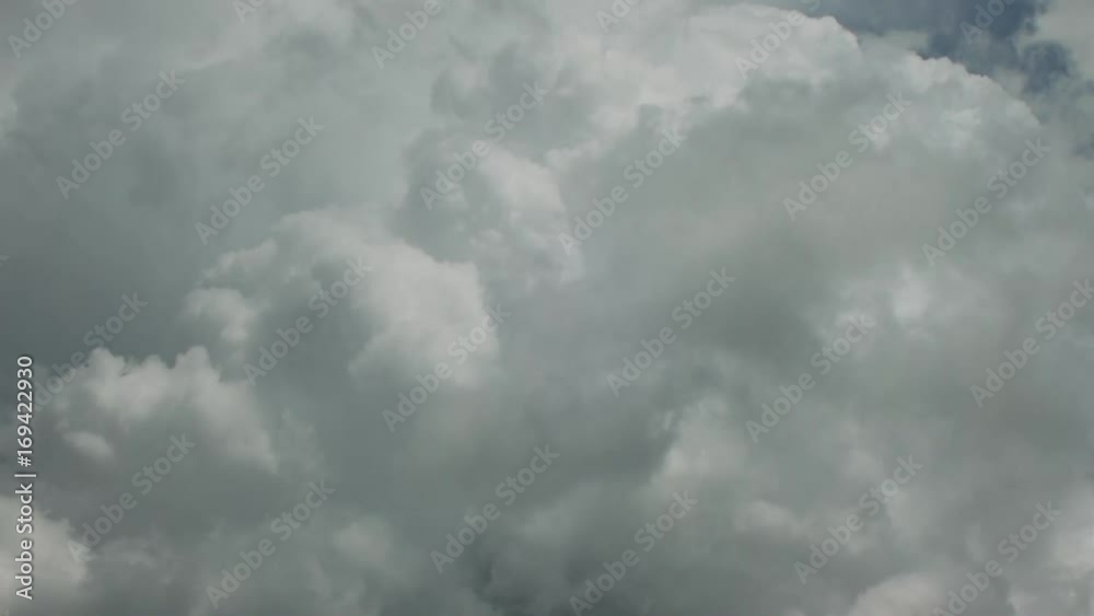 強風に流れる雲