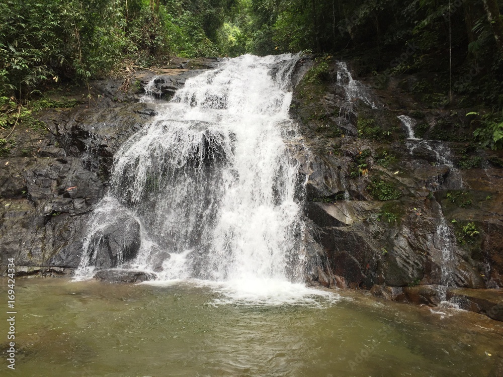 Naklejka premium Chong Fah Wasserfall Thailand Khao Lak