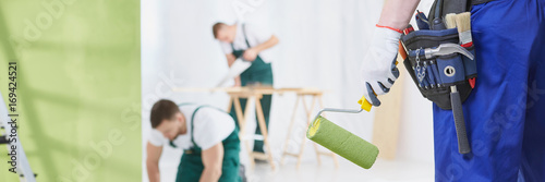 Bilde på lerret Man with green paint roller