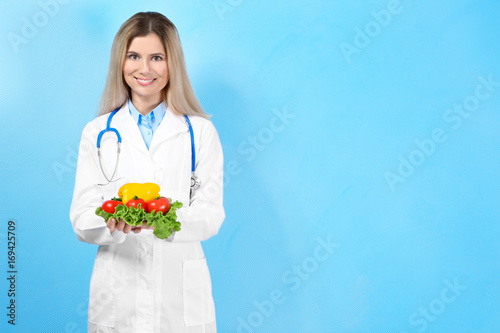 Young female nutritionist w...
