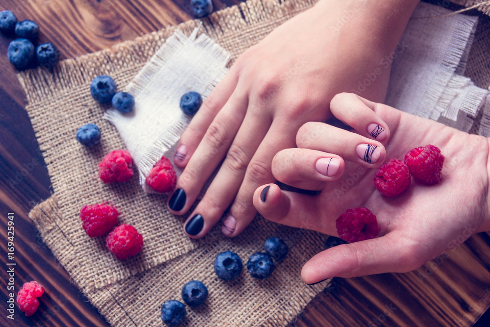 art  manicure and berries