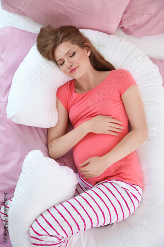Beautiful pregnant woman sl...