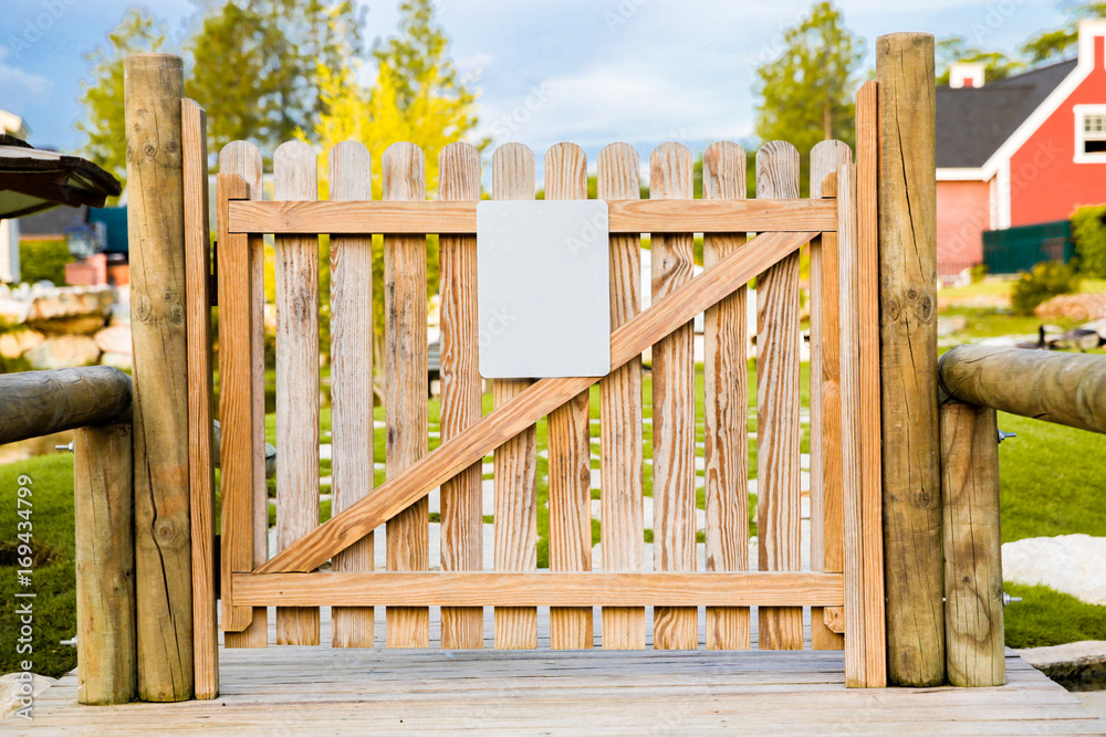 Obraz premium wooden door or fence with empty white tag or caution board