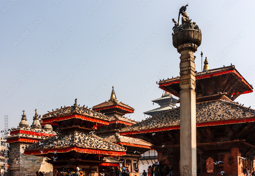 Obraz premium Temples of Kathmandu's Durbar square, covered with pigeons