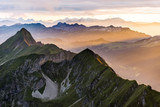 Berge bei Sonnenuntergang vom Brienzer Rothorn aus Richtung Interlaken, Berner Oberland, Alpen, Schweiz