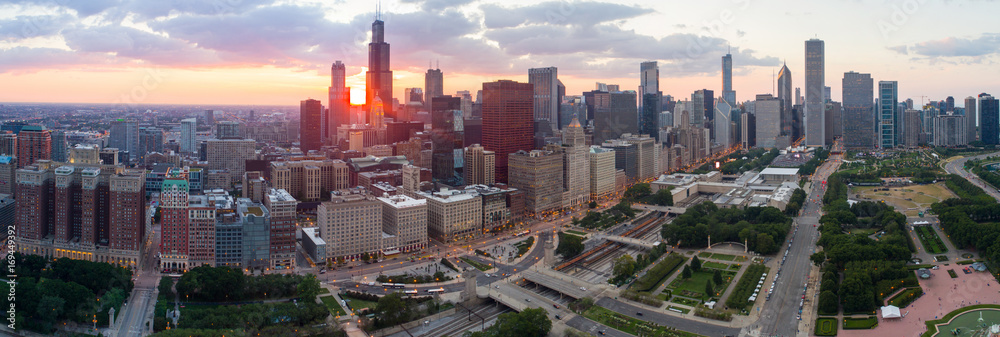 Naklejka premium Zdjęcie lotnicze Downtown Chicago o zachodzie słońca
