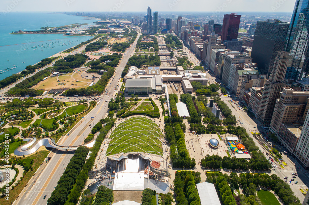 Naklejka premium Zdjęcie lotnicze Millennium Park Downtown Chicago