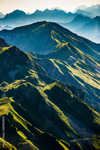 Berge am Morgen vom Brienzer Rothorn Richtung Brünig, Berner Oberland, Alpen, Schweiz