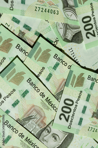 fondo con billetes mexicanos de 200 pesos