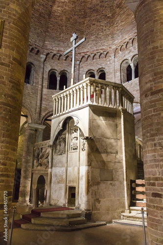 BOLOGNA, ITALIA - LUGLIO 23, 2017: Basilica di Santo Stefano ( sette Chiese) - Emilia Romagna © GIANFRANCO