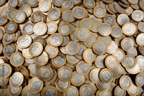 Fondo con muchas monedas mexicanas Horizontal.  Background with many Mexican coins Horizontal