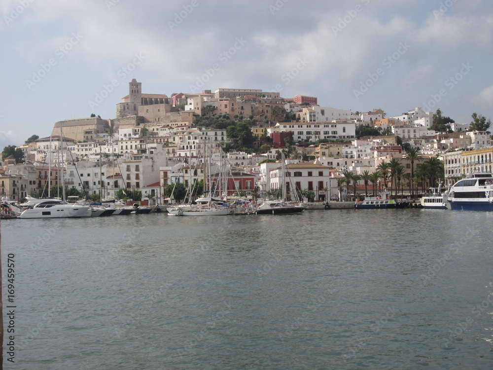 Panorama di Ibiza, città vecchia vista dal mare