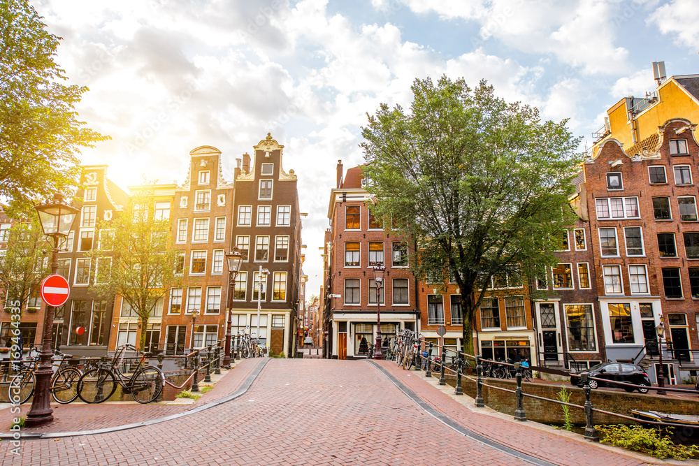 Naklejka premium Poranny widok na piękne budynki dzielnicy czerwonych latarni w Amsterdamie