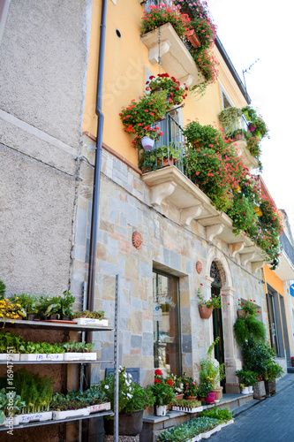 Fototapeta Naklejka Na Ścianę i Meble -  italian flowered balconies