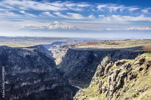 Blick vom Kloster Saghmosavank über die Schlucht des Kassagh-Flusses zum Ararat (5137 m)