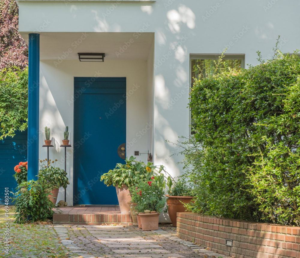 Fototapeta premium Blaue Haustür