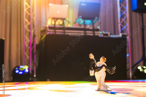 Hochzeitspaar tanzt auf der Tanzfläche während der Hochzeitsfeier © Bild in motion