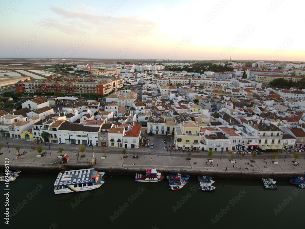 Tavira desde el aire. Tavira es una ciudad portuguesa del distrito de Faro, región del Algarve