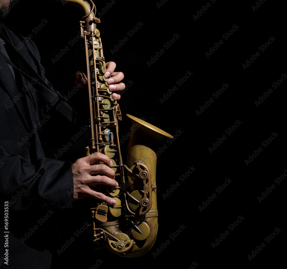 Obraz premium Closeup saxophone in player action on a dark background