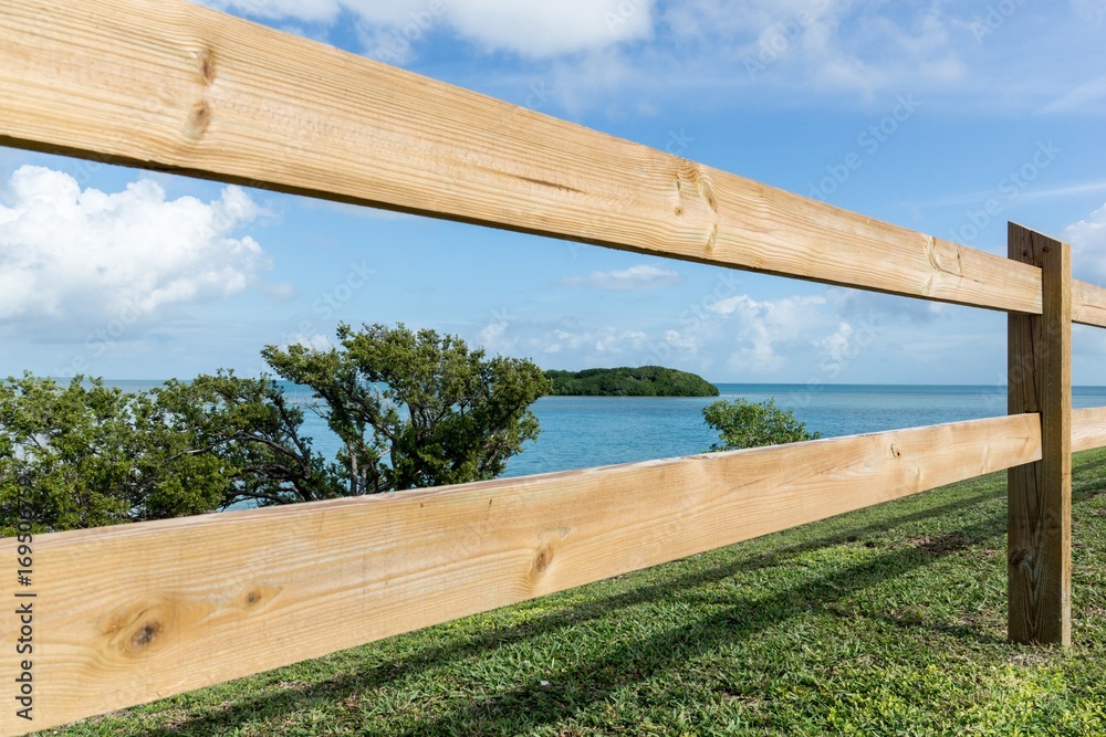 Zaun an einer Insel auf den Florida Keys Zaun an einer Insel auf den Florida Keys