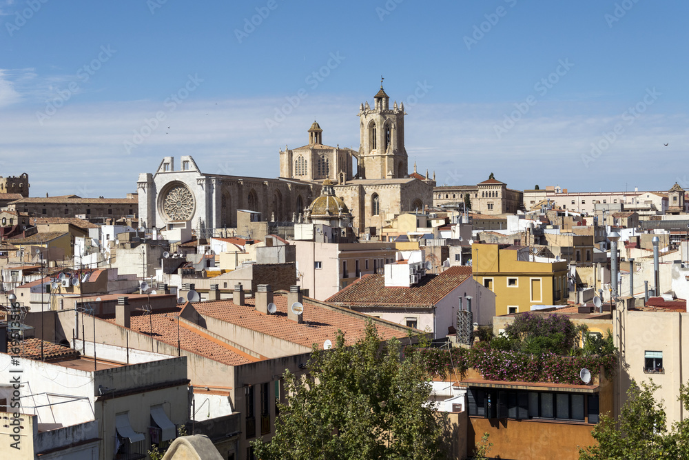 Tarragona. Barrio central
Vista de la catedral y edificios desde lo alto de una torre.
