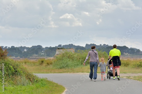 Promenade en famille le long de la côte bretonne