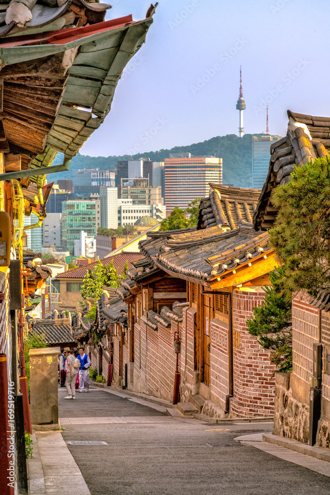 Naklejka premium Tradycyjna architektura w stylu koreańskim w Bukchon Hanok Village w Seulu, w Korei Południowej.