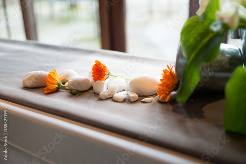 Piedras con flores sobre el alfeizar de la ventana
