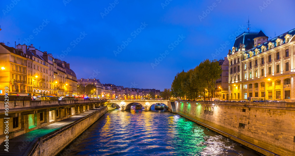 Quai de la Seine la nuit à Paris, France