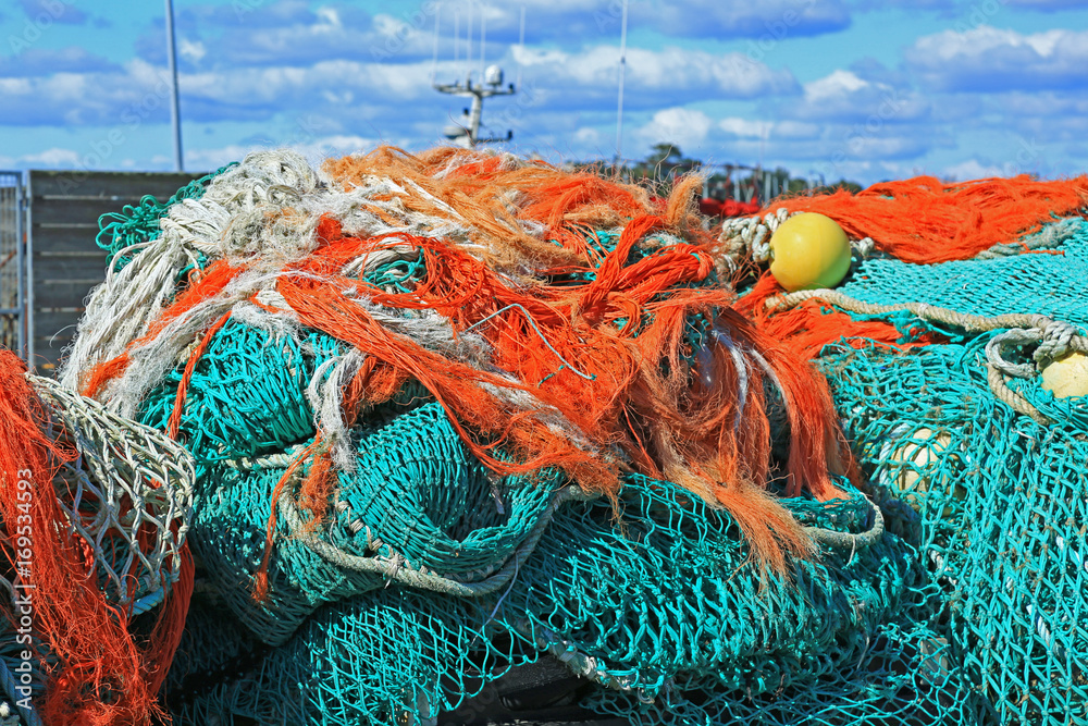Fischfangnetze, zum trocknen ausgebreitet im Hafen von Loctudy, Bretagne, Frankreich
