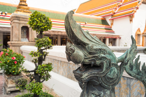 Wat Pho and the dragon statue © steph photographies