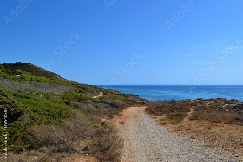 Küste von Sardinien mit Weg