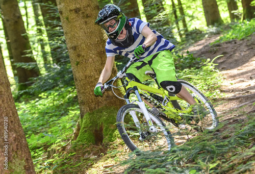 Obraz na płótnie rasante Abfahrt mit dem MTB im Wald