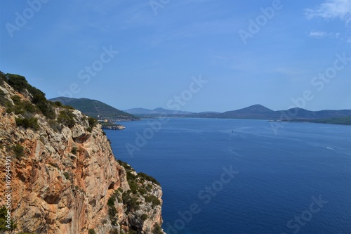 Küste von Sardinien mit Meer