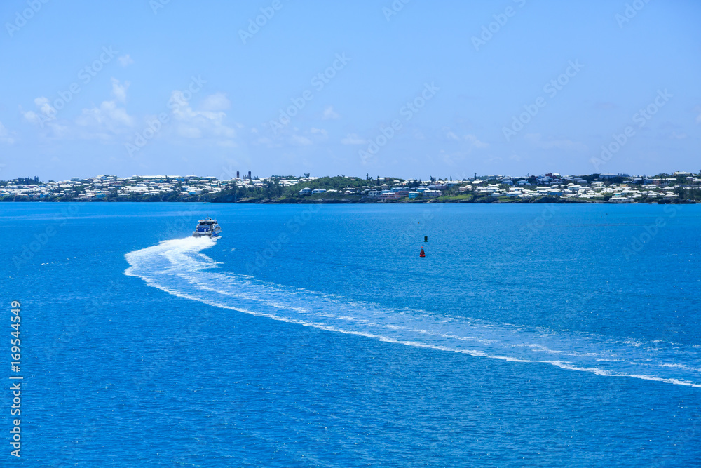 Obraz premium Ferry Curving Toward Coast