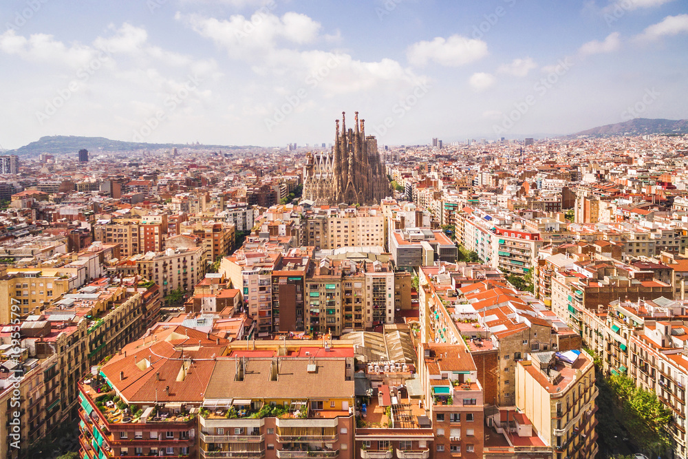 Naklejka premium Barcelona miasto i katedra La Sagrada Familia z lotu ptaka, Hiszpania.