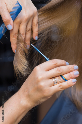 Haircut and the build-up of multicolored strands