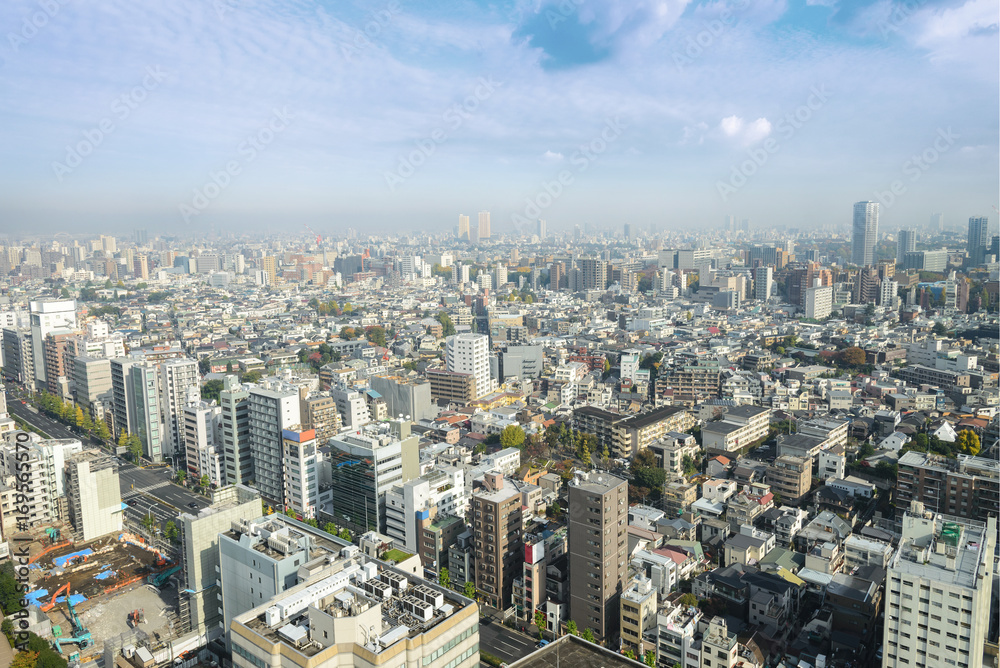 Naklejka premium Cityscapes of tokyo in Fog after rain in winter season, Skyline of Bunkyo ward, Tokyo, Japan.
