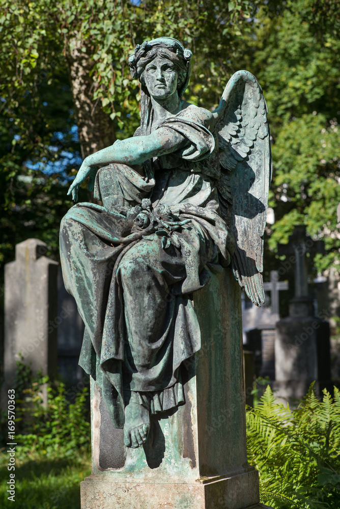 Grabfigur auf dem Alten Südfriedhof in München Grabfigur auf dem Alten Südfriedhof in München
