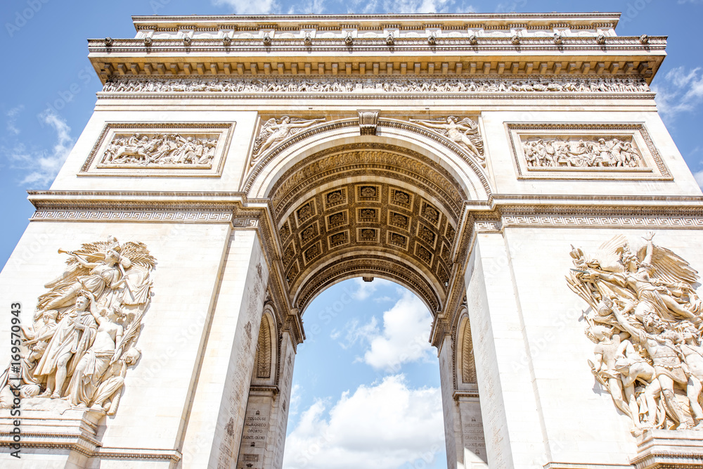 Obraz premium Close-up view on Triumphal arch during the sunny day in Paris
