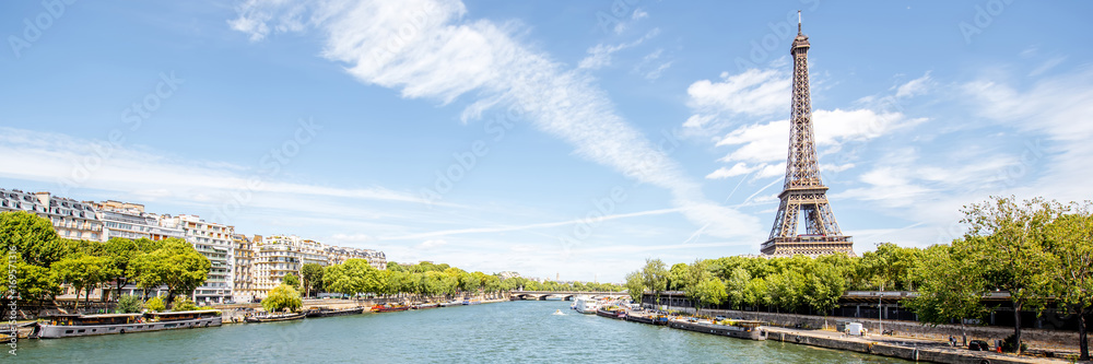 Naklejka premium Krajobraz panoramiczny widok na wieżę Eiffla i Sekwany w słoneczny dzień w Paryżu