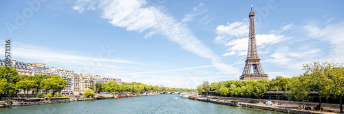 Photo Landscape panoramic view on the Eiffel tower and Seine river during the sunny da